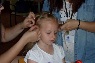 Péče o vlasy a módní účesy pro děti a maminky