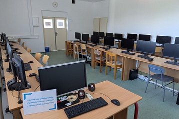 Dar 18 ks počítačů a monitorů